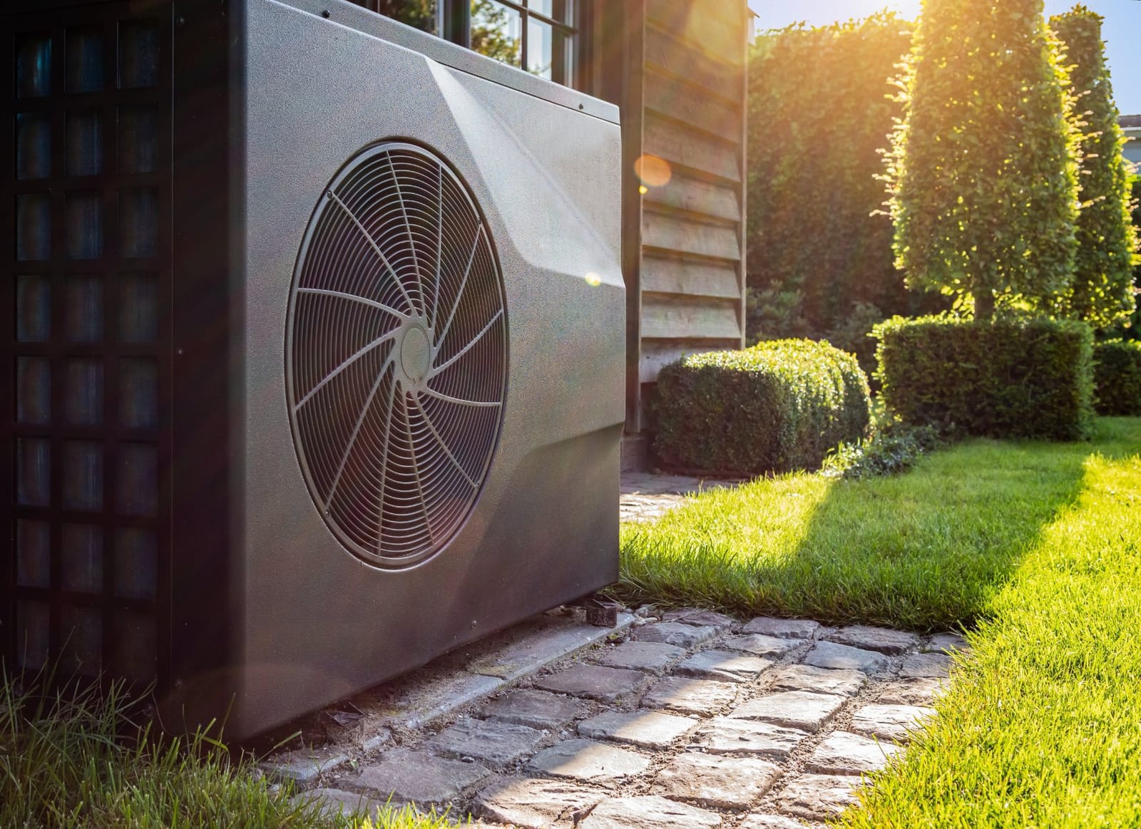 Wärmepumpe von BauRegio im Garten
